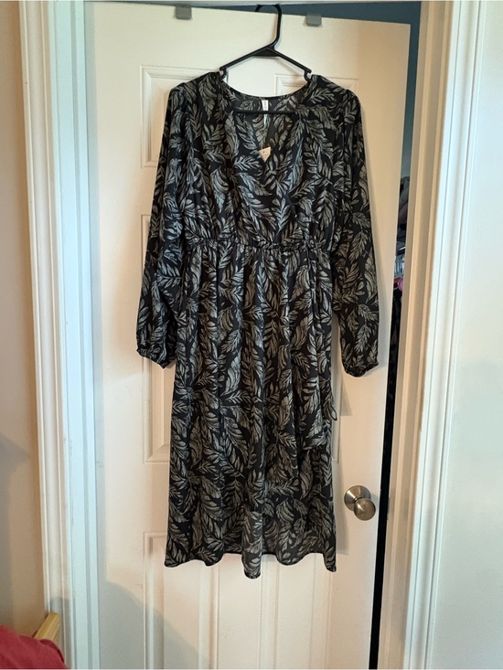 Mia & Tess Dresses & Skirts - Women's Black Long Sleeve Midi Dress with Leaf Print